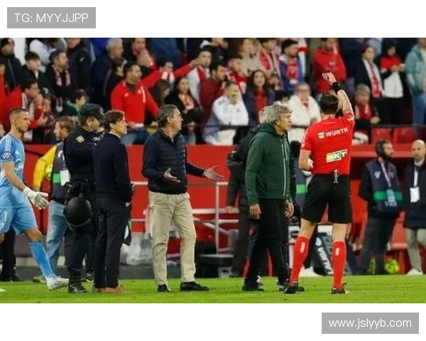 裁判误示换人引发比赛中断